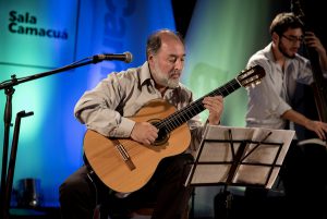 SALA CAMACUA-REAPERTURA. Reapertura de la sala Camacua, teatro de AEBU, como espacio destinado a espectaculos musicales. Eduardo Larbanois. Montevideo, 03/12/2015.URUGUAY/MONTEVIDEO/ Foto: Ricardo Antúnez / adhocFotosdía: juevesadhocFOTOS