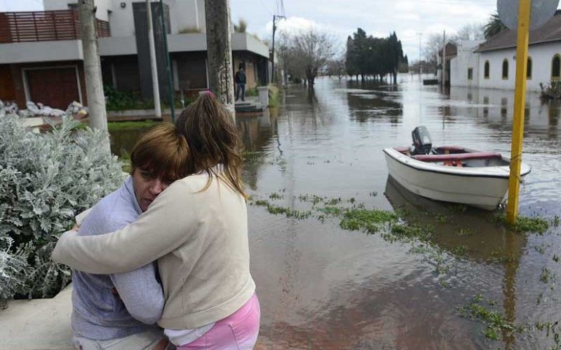 Jóvenes de AEBU se suman a la solidaridad con evacuados