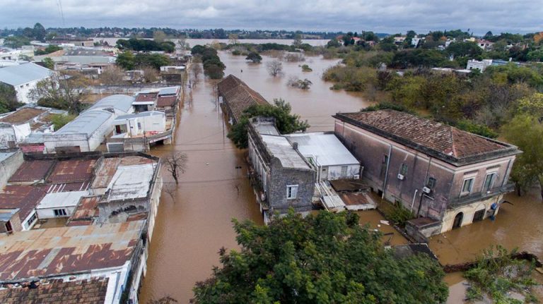 Salto bajo agua: AEBU colabora