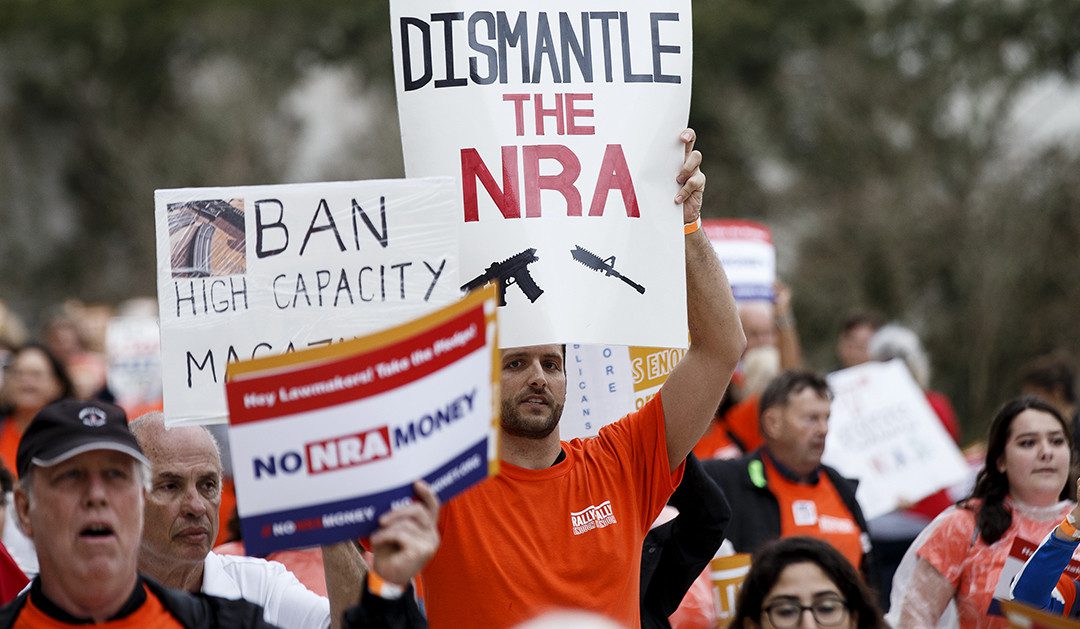 Nueva York avanza en el control de armas, mientras que NRA triplicó sus donaciones tras atentado en Florida