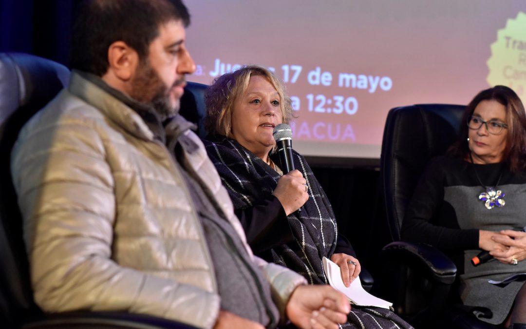 Charla titulada Violencia y propiedad, en el teatro de AEBU. Foto: Ricardo Antúnez / adhocFOTOS