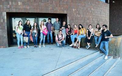 Estudiantes de Arquitectura visitan edificio de AEBU como ícono de la ciudad