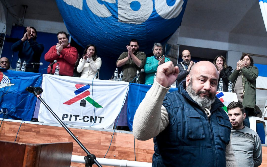 Trabajadores de Montevideo Gas en la Asamblea de Banca Oficial del sindicato AEBU en el Club Platense de Montevideo. Foto: Javier Calvelo/ adhocFOTOS