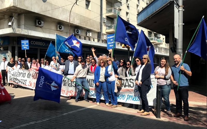 La palabra de los compañeros en la movilización de AEBU en Paysandú