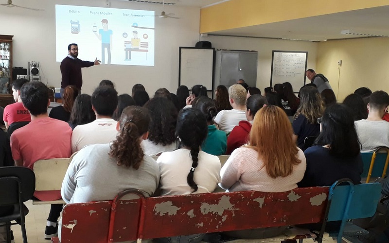 AEBU llevó taller de educación financiera a Colonia