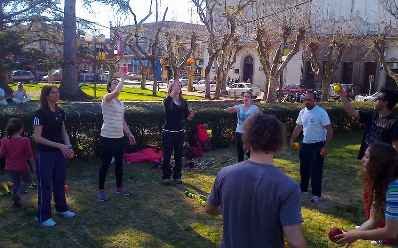 Profesores de educación física preocupados por ataques al circo y arte callejero