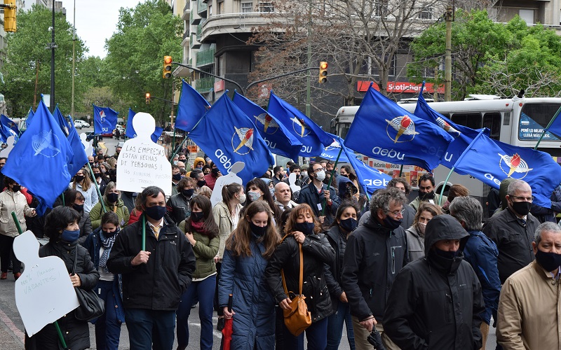 Multitudinaria marcha de Banca Oficial en defensa del ingreso de personal