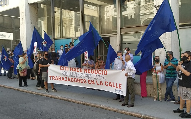 AEBU se movilizó en la puerta del Citibank en defensa del trabajo