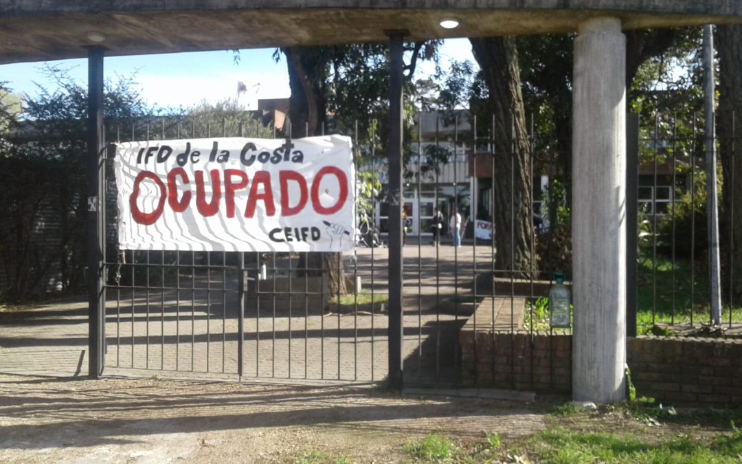 Estudiantes se movilizan y ocupan institutos y centros de formación docente en todo el país