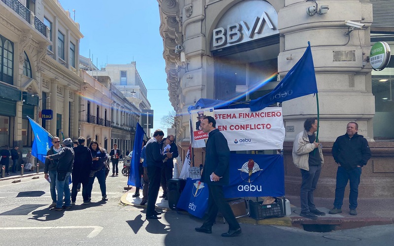 AEBU concluyó ronda de movilizaciones en la puerta de los bancos y prepara más medidas