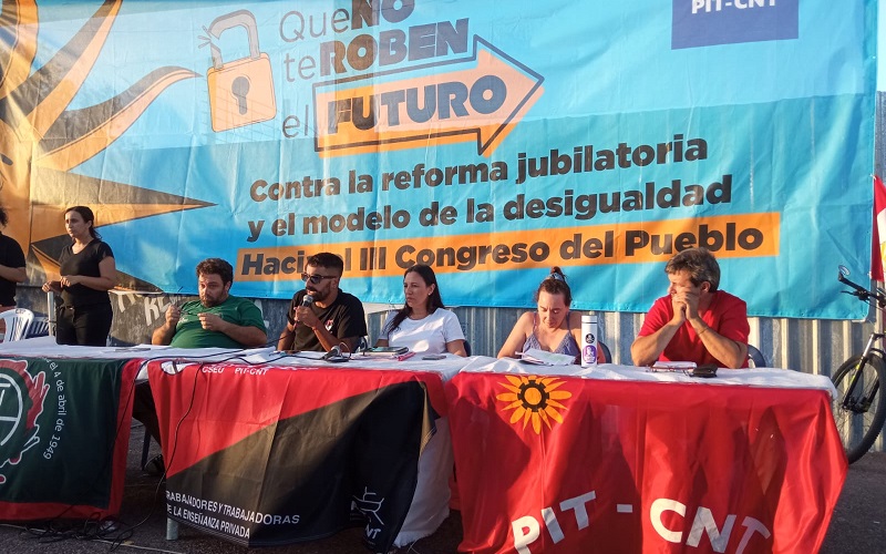 Charla de debate en el segundo día de la carpa contra la reforma jubilatoria