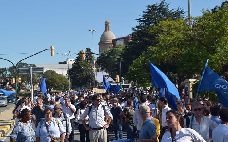 AEBU paró y congregó a una multitud que marchó hacia el Palacio Legislativo