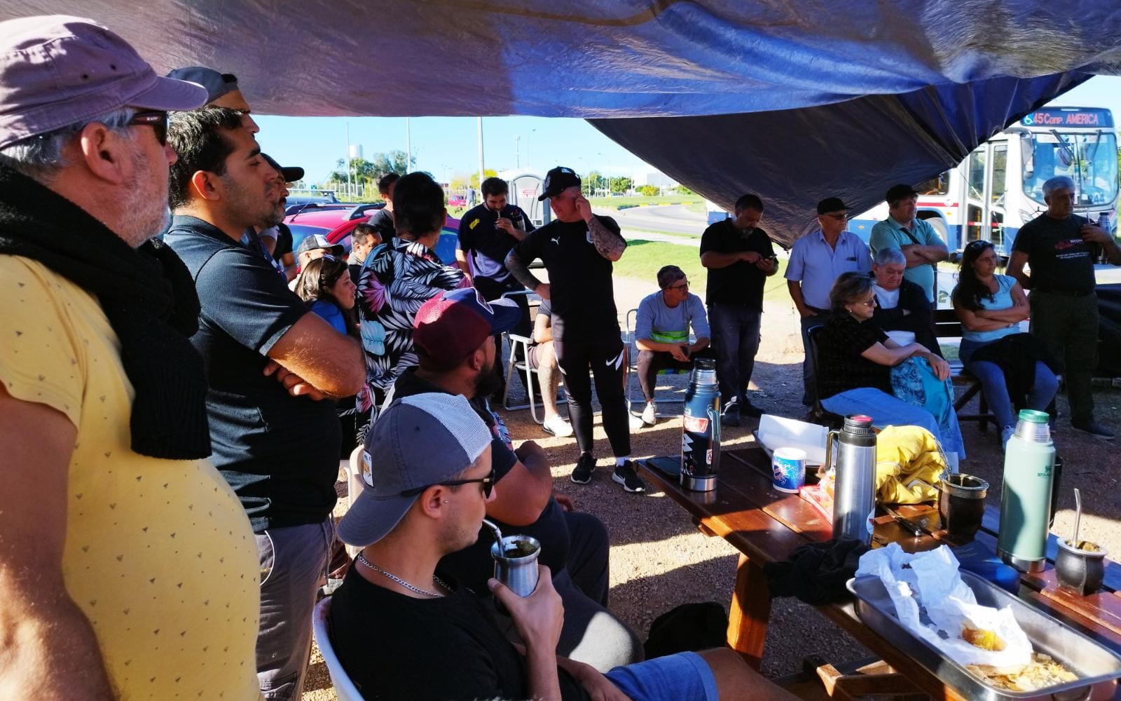 Trabajadores en carpa instalada en reclamo por los despidos de las empresas Acodike y Rio Gas