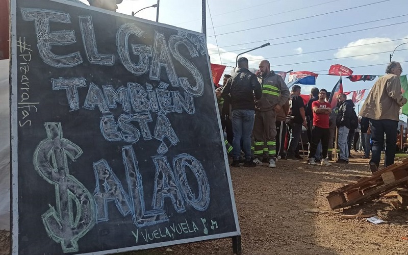 La política del gobierno subió el precio de los combustibles y precarizó los puestos de trabajo