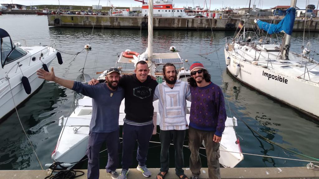 Cuatro amigos emprenden viaje épico a través del mar: la travesía del «Chau Pinela» hacia Río de Janeiro