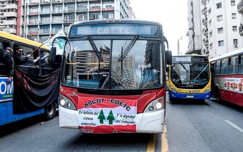 Trabajadores de UCOT y COETC pararon y se movilizaron por agresión a un chofer