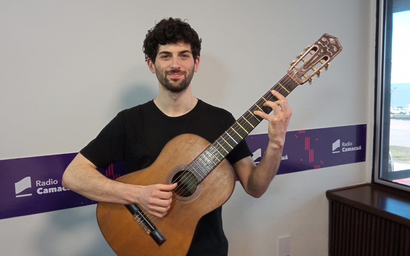 Camilo Astiazarán, el primer uruguayo becado por Latin Grammy, toca en Sala Camacuá