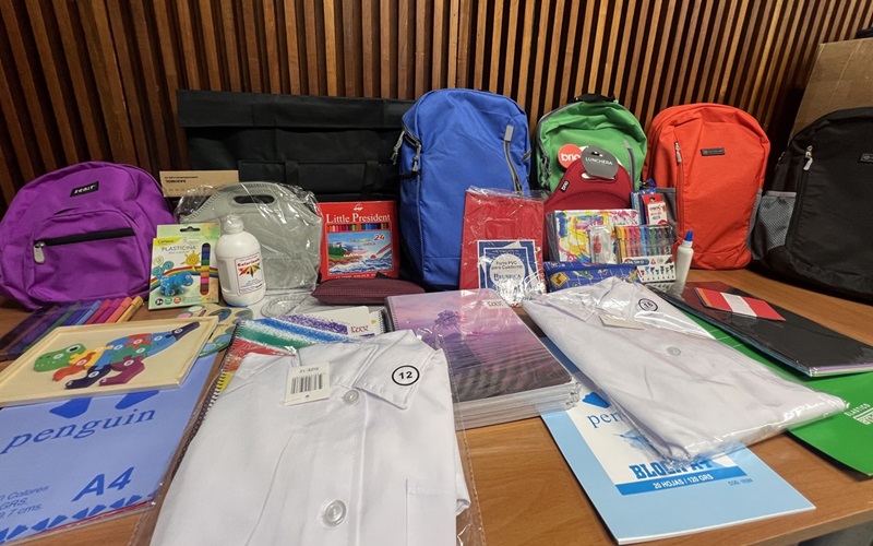 Por noveno año AEBU entrega mochilas solidarias a afiliados con menores ingresos