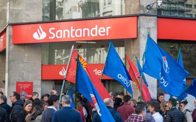 AEBU se declaró en conflicto con Santander y se movilizó frente a Casa Central