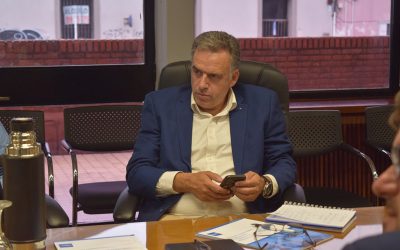 Yamandú Orsi visitó AEBU: «Está bueno reconocer inquietudes comunes»