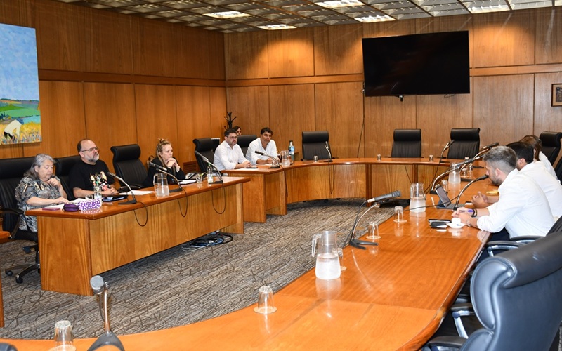 Banca Oficial de AEBU va al Parlamento a plantear dificultades en su negociación colectiva