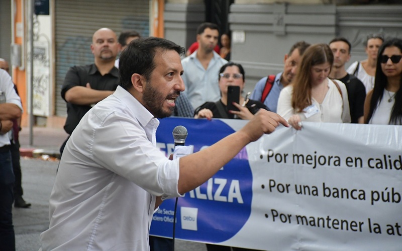 Bancarios oficiales coparon 18 de Julio y se hicieron sentir frente al Ministerio de Economía